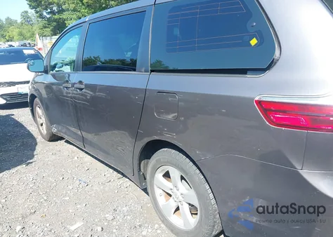 2017 Toyota Sienna L 7 Passenger z USA, uszkodzony, nr VIN 5TDZZ3DC7HS881985